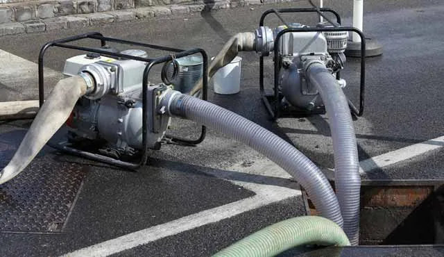 Pumpen und Ansaugung